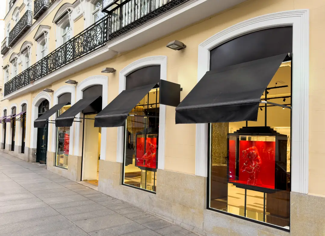 Façade vitrine de magasin en aluminium sur mesure à Saint-Pierre-lès-Elbeuf